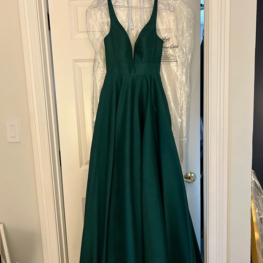 Elegant Emerald Green Prom Dress - Picture 4 of 12